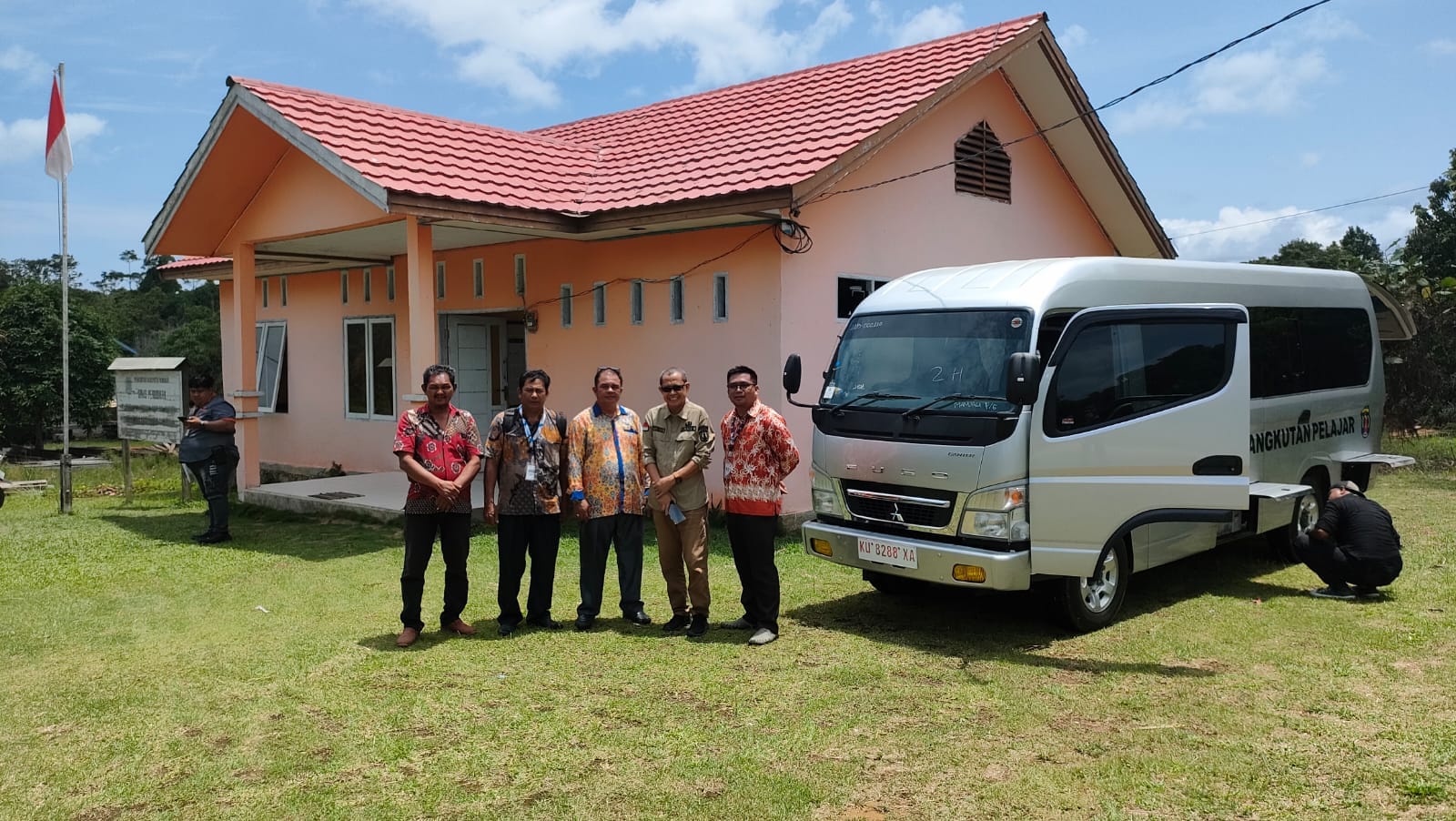 Pelajar di Kecamatan Lumbis kini bergembira, satu unit bus pelajar yang diadakan oleh Dinas Pendidikan (Diknas) Kabupaten Nunukan tiba di Mansalong, Kecamatan Lumbis. 