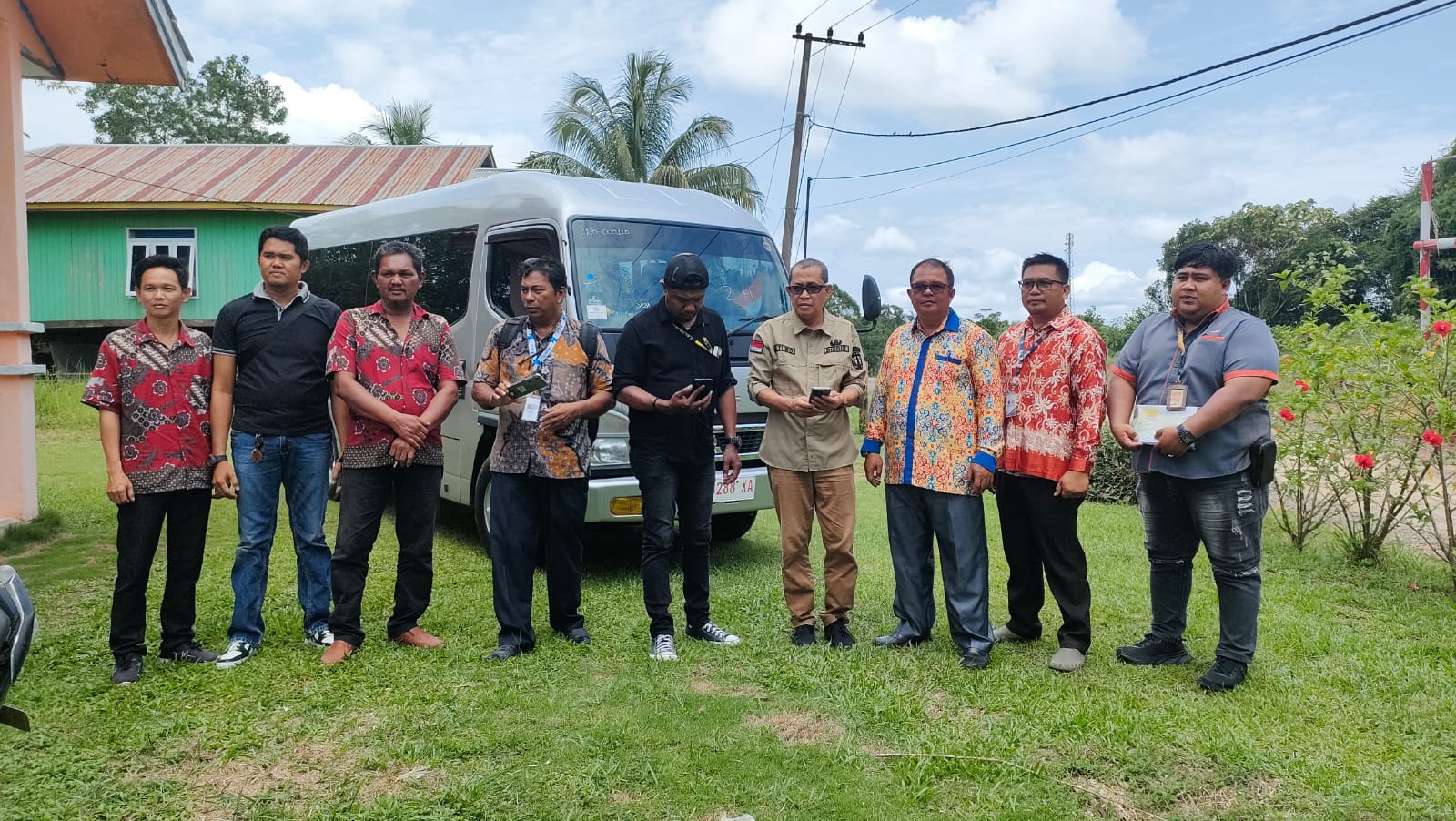 Pelajar di Kecamatan Lumbis kini bergembira, satu unit bus pelajar yang diadakan oleh Dinas Pendidikan (Diknas) Kabupaten Nunukan tiba di Mansalong, Kecamatan Lumbis. 