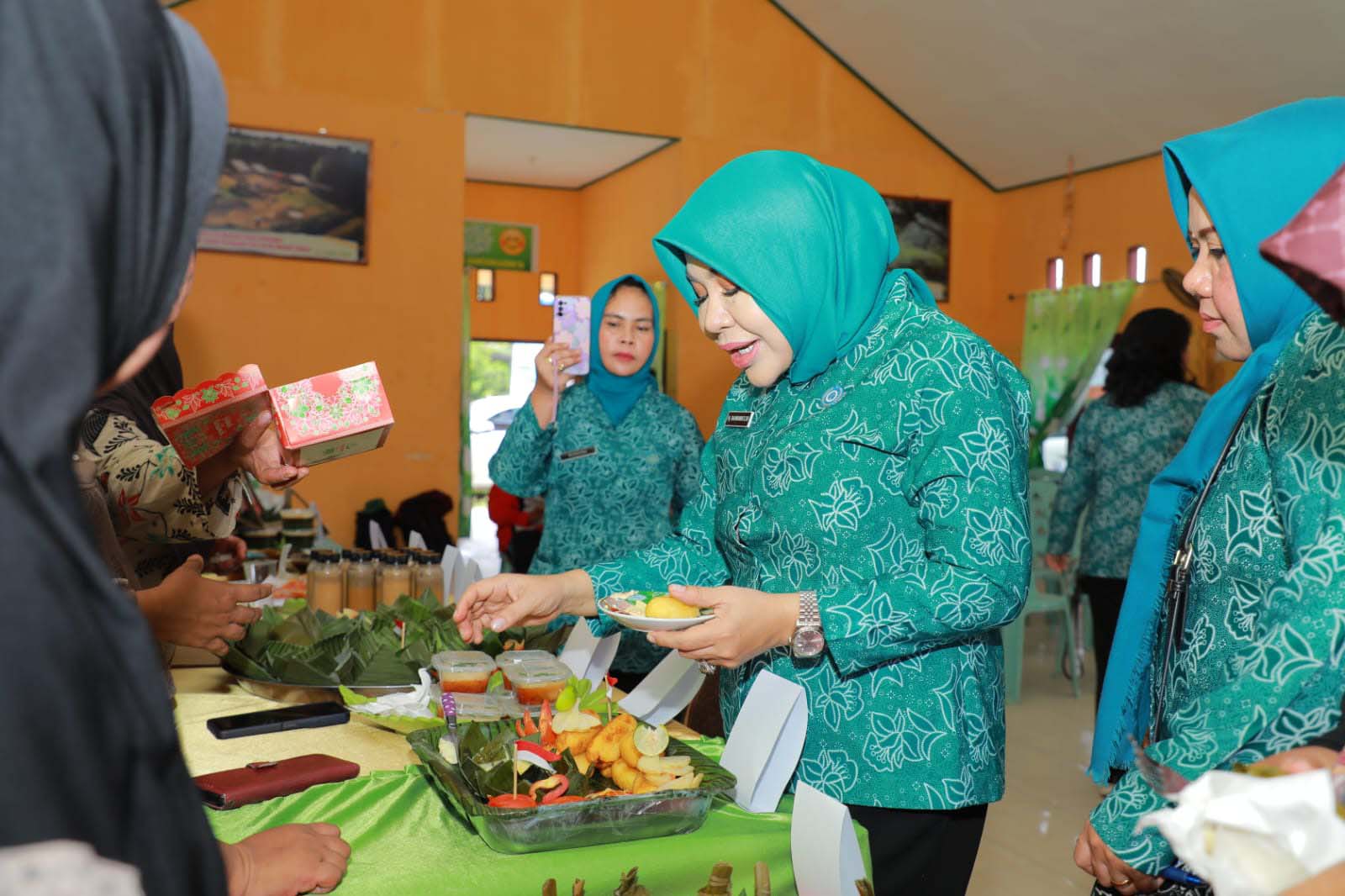 Sapa Warga Perbatasan, Rahmawati Tinjau 2 Desa di Sei Menggaris.