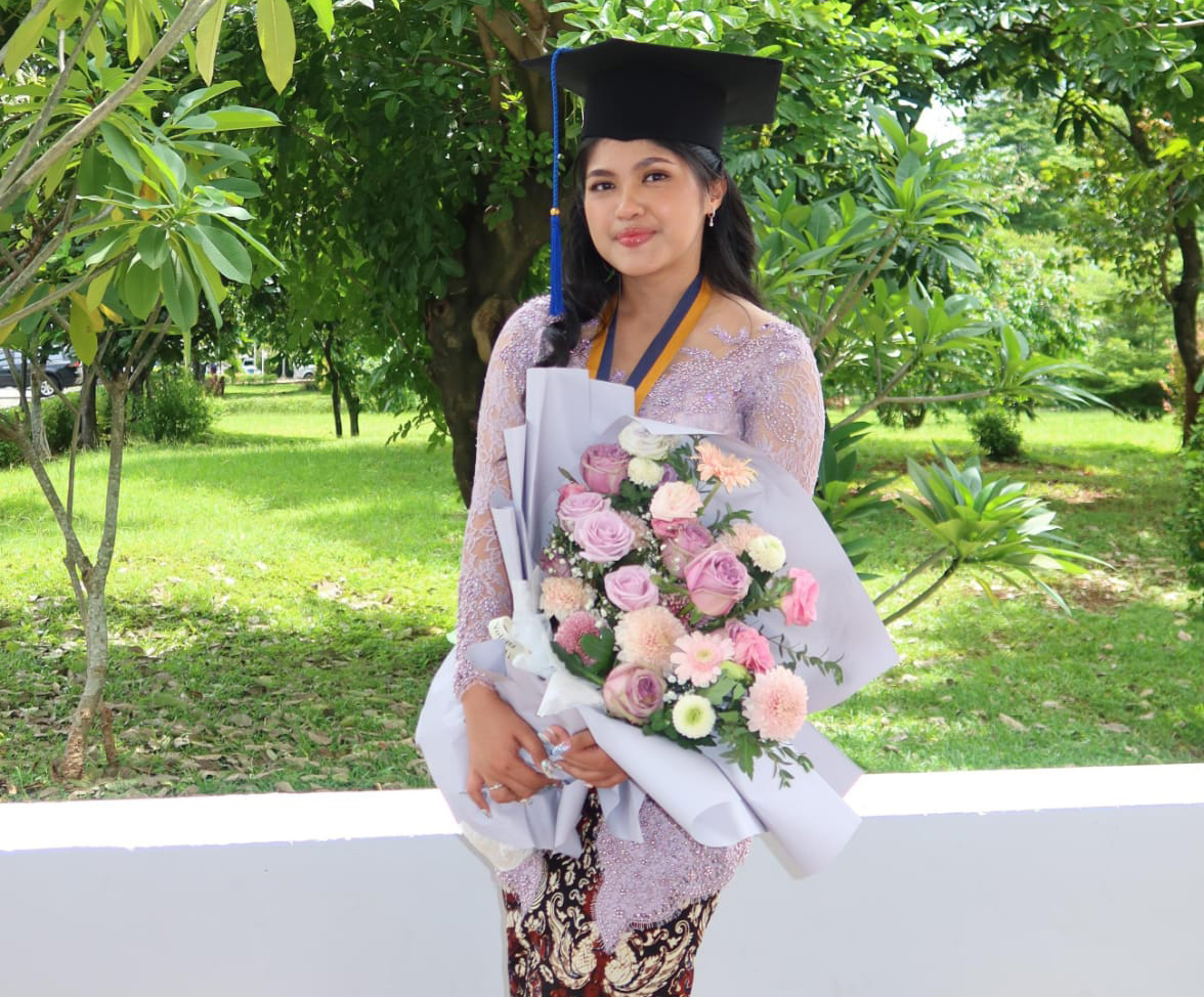 Senator Muda DPD / MPR RI Larasati Moriska Usai Wisuda Sarjana (S1) Jurusan bisnis di Universitas Prasmulya Tanggerang