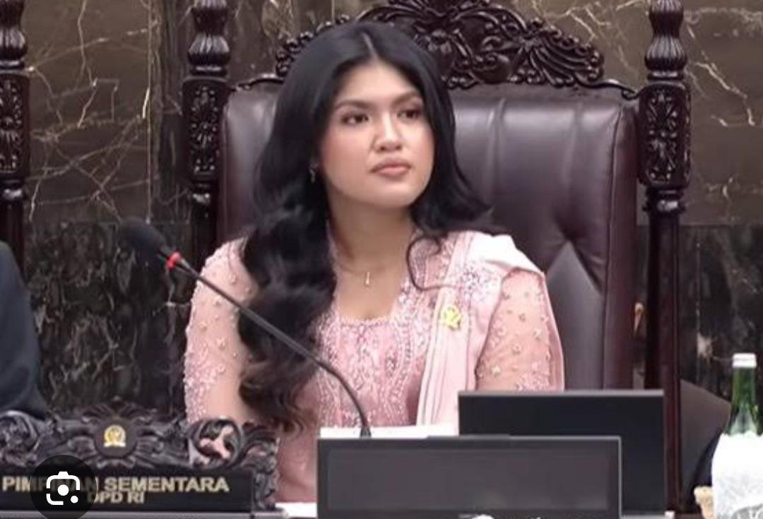 Senator Larasati Moriska Saat Memimpin Sidang Paripurna Pelantikan Anggota DPD RI/ Anggota MPR RI, di Ruang Paripurna DPR RI Senayan Jakarta.