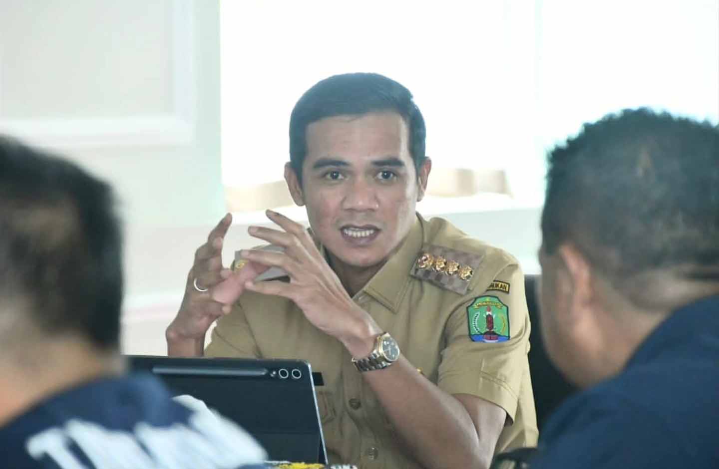 Bupati Kabupaten Nunukan, H. Irwan Sabri SE saat berdiskusi dengan Direktur PDAM Tirtataka Nunukan diruang kerja Bupati Nunukan.