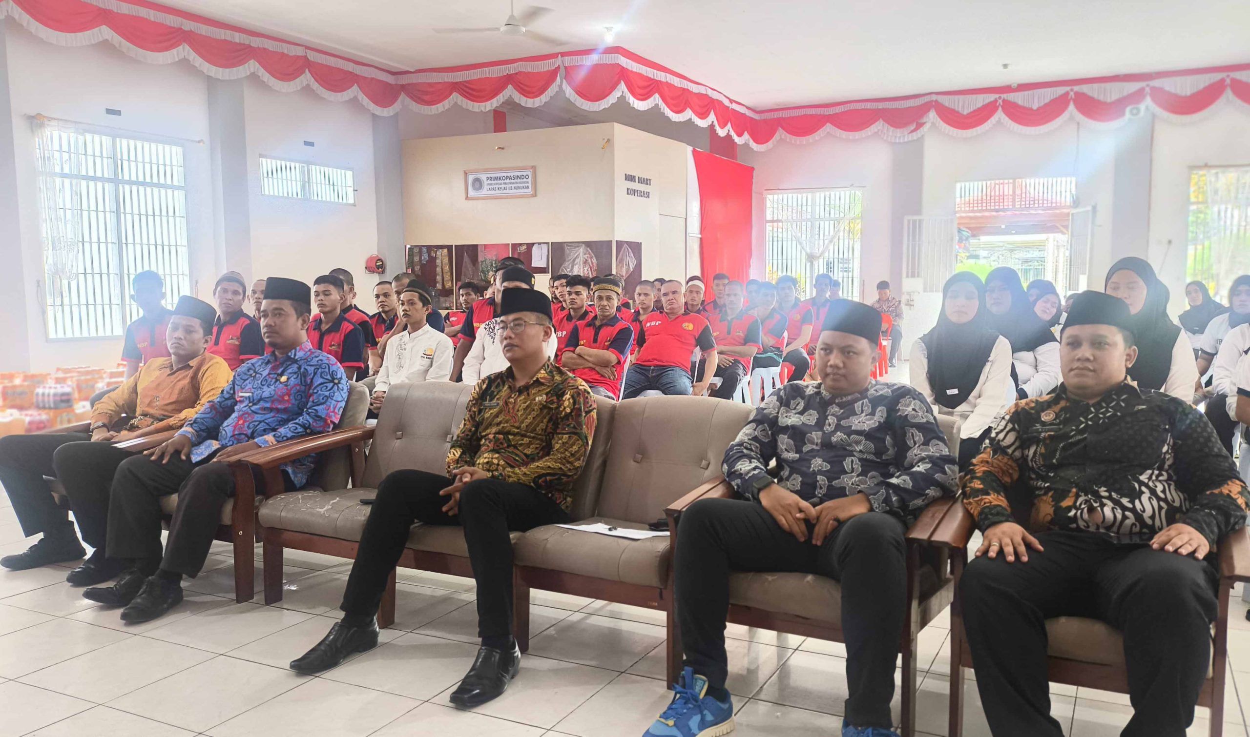 Kepala Lembaga Pemasyarakatan Kelas IIB Nunukan, Puang Dirham Bersama Jajaran dalam kegiata Pemberian Remisi Kepada 939 Narapidana