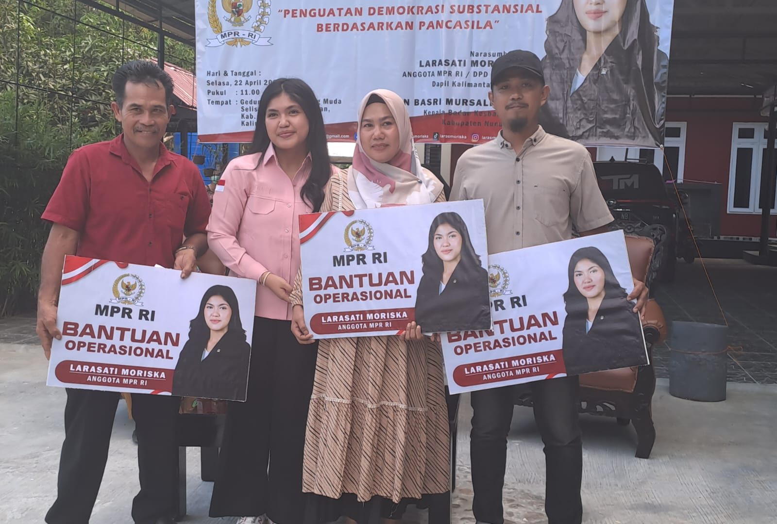 Larasati Moriska menyerahkan Bantuan Operasional kepada Ketua ketua RT Kelurahan Silisun Kecamatan Nunukan Selatan.