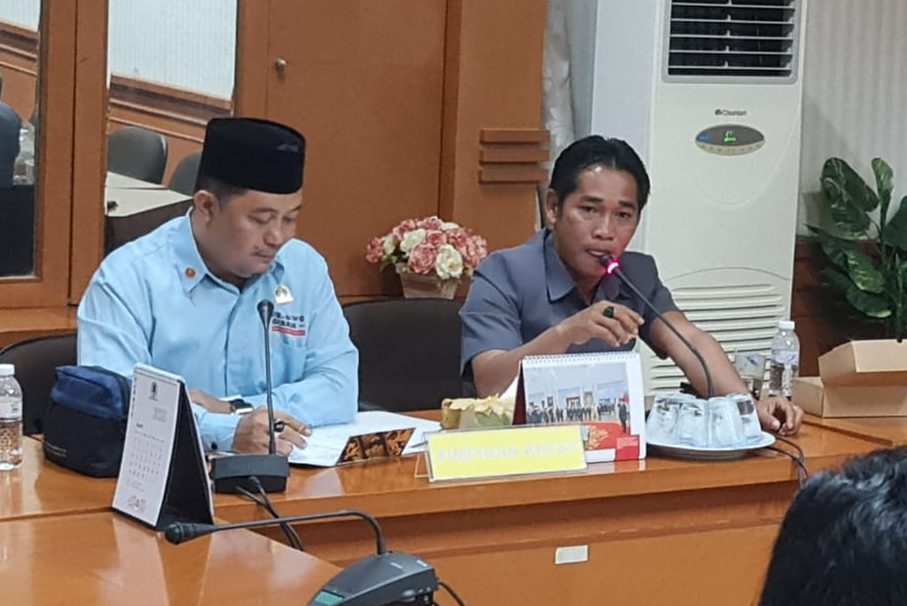 Ketua Komisi I DPRD Nunukan, Dr. Andi Muliyono didampingi Anggota Komisi I, Donal S.Pd dalam Rapat Dengar Pendapat di Kantor DPRD Nunukan.
