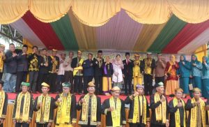 Bupati Nunukan Membuka Musda 1 Pengurus Daerah AMAN Ulun Pagun Borneo Kabupaten Nunukan Tahun 2025 PROKOMPIM - Bupati Nunukan H. Irwan Sabri membuka secara resmi Musyawarah Daerah (Musda) 1 Pengurus Daerah Aliansi Masyarakat Adat Nusantara (AMAN) Ulun Pagun Borneo Kabupaten Nunukan 2025. Acara dilaksanakan di Baloi (Rumah Adat Tidung), Desa Binusan serta turut dihadiri oleh Asisten Pemerintah dan Kesra, Anggota DPRD Kab. Nunukan, Ketua TP PKK Kab. Nunukan, Pengurus Harian AMAN Wilayah Kaltara, Ketua Lembaga Adat Tidung Kalimantan Utara, Ketua Forum Lintas Etnis Kab. Nunukan serta Para Pemuka Adat Tidung se - Kab. Nunukan. Saat ini Aliansi Masyarakat Adat Nusantara (AMAN) telah berumur 26 Tahun dan di Kalimantan Utara telah berumur 13 tahun. AMAN sendiri terdiri dari seluruh etnis adat yang ada di Indonesia dan kegiatan yang dilaksanakan oleh Lembaga Adat Tidung Kaltara ini merupakan Musyawarah Daerah yang pertama kalinya. Kegiatan itu juga diharapkan nantinya dapat menentukan kepengurusan daerah yang benar - benar kompeten dalam memajukan masyarakat Tidung di Kabupaten Nunukan. Selanjutnya, menurut Bupati Irwan Sabri pada sambutannya agenda organisasi itu penting dan harus dilaksanakan, karena dapat menampung seluruh aspirasi dan harapan dari masyarakat Tidung yang ada di Kabupaten Nunukan. "Saya berharap, sinergi yang sudah terbina dengan kuat antara pemerintah, TNI/Polri, kalangan pengusaha, serta tokoh - tokoh masyarakat ini bisa kita jaga dan kita pertahankan di masa-masa mendatang. Sebagai generasi muda, saya menyampaikan bahwa saya membutuhkan saran, masukan, serta nasihat dari para tokoh adat, dari mereka-mereka yang sudah banyak makan asam garamnya kehidupan