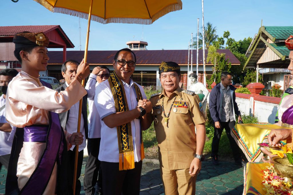 PROSES ADAT : Gubernur Kaltara, Dr H Zainal A. Paliwang, SH, M.Hum menyambut kedatangan Rombongan BNPP-RI, di VIP Room Bandara Juwata Kota Tarakan, Senin (5/5).