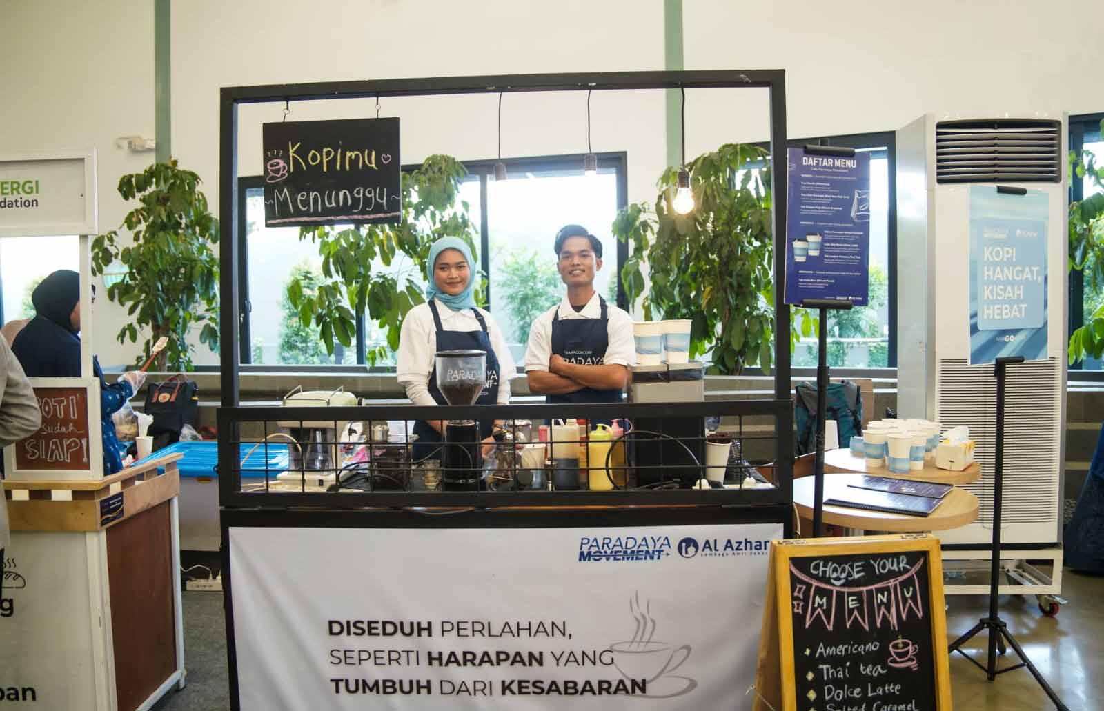 Idris, alumni pelatihan barista Paradaya, dan Rosita, alumni pelatihan bakery Paradaya,