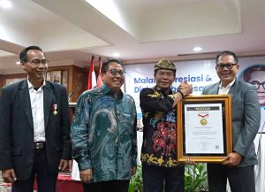 Terima Anugerah Sahabat Pers Dari SMSI