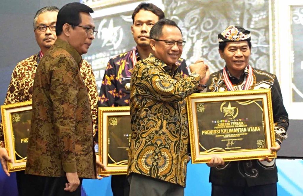 Komitmen Tingkatkan Pelayanan Publik, Gubernur Zainal Raih Penghargaan SPM Awards 2025