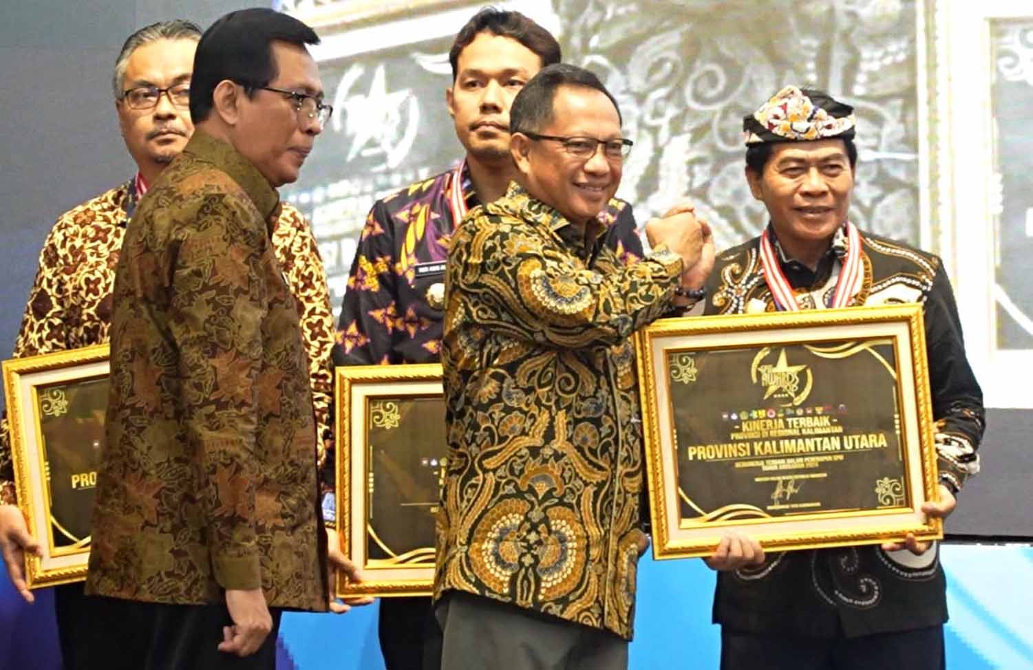 Komitmen Tingkatkan Pelayanan Publik, Gubernur Zainal Raih Penghargaan SPM Awards 2025