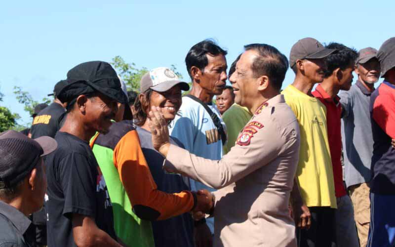 Kapolda Kaltara Tinjau Pembangunan Jembatan SP 6 B dan Serahkan Bantuan Lampu Tenaga Surya