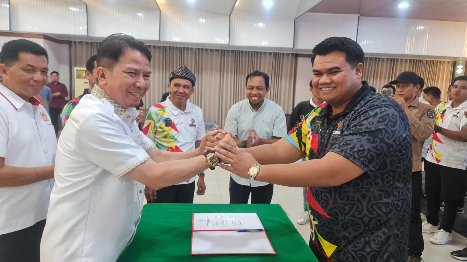 Ketua Kormi Provinsi Kaltara, H. Ahmad Djufri, SE, MM , dan Ketua Kormi Nunukan, H. Akbar Ali SH usai menandatangani Berita Acara Pelantikan Pengurus Kormi Periode 2025-2029