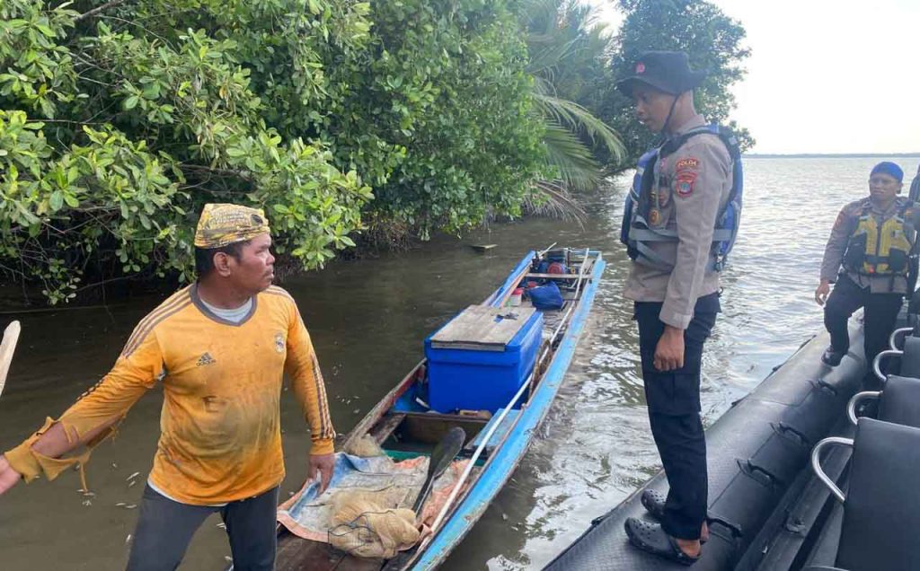 Diduga Diserang Buaya, Personel Ditpolairud Polda Kaltara Operasi SAR di Perairan Tanjung Tiram