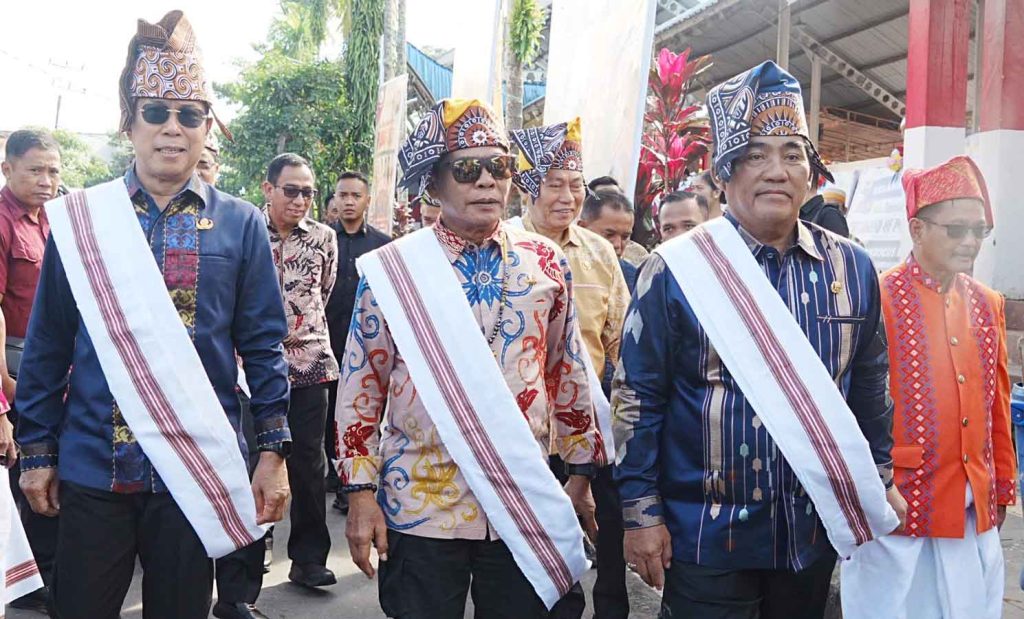 Kenakan Batik Daerah, Gubernur Kenalkan Budaya Kaltara di Karnaval The Legend of Pongtiku II 2025