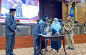 Penandantanganan Berita Acara Persetujuan Rancangan APBD Perubahan 2025 oleh Wakil Bupati Nunukan, Hermanus, S.Sos.