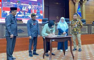 Penandantanganan Berita Acara Persetujuan Rancangan APBD Perubahan 2025 oleh Ketua DPRD Nunukan,Hj. Leppa.