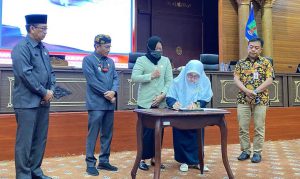 Penandantanganan Berita Acara Persetujuan Rancangan APBD Perubahan 2025 oleh Wakil Ketua DPRD Nunukan, Ir. Arpiah ST.
