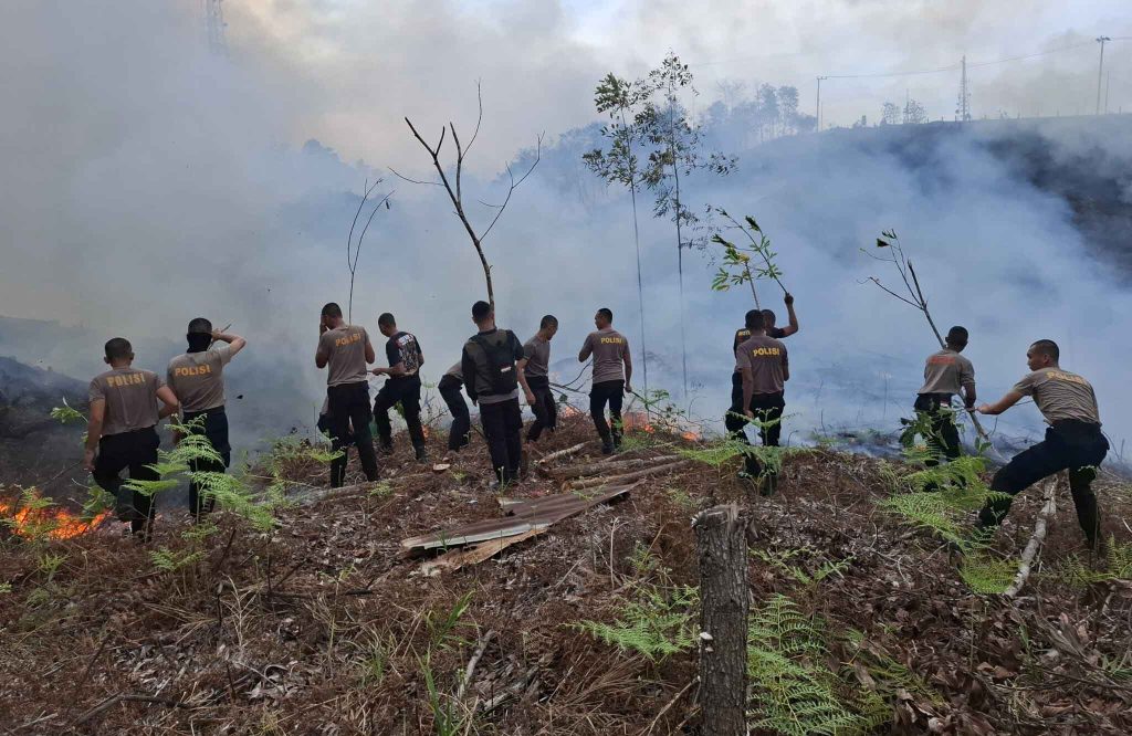 Ditsamapta Polda Kaltara Berjibaku Padamkan Karhutla di Tanjung Selor KM 6