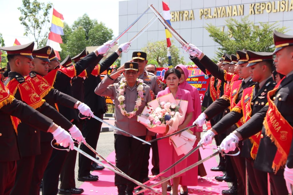 Polda Kaltara Gelar Upacara Pelepasan Irjen Pol. Hary Sudwijanto Bersama Ny. Dion Hary Sudwijanto