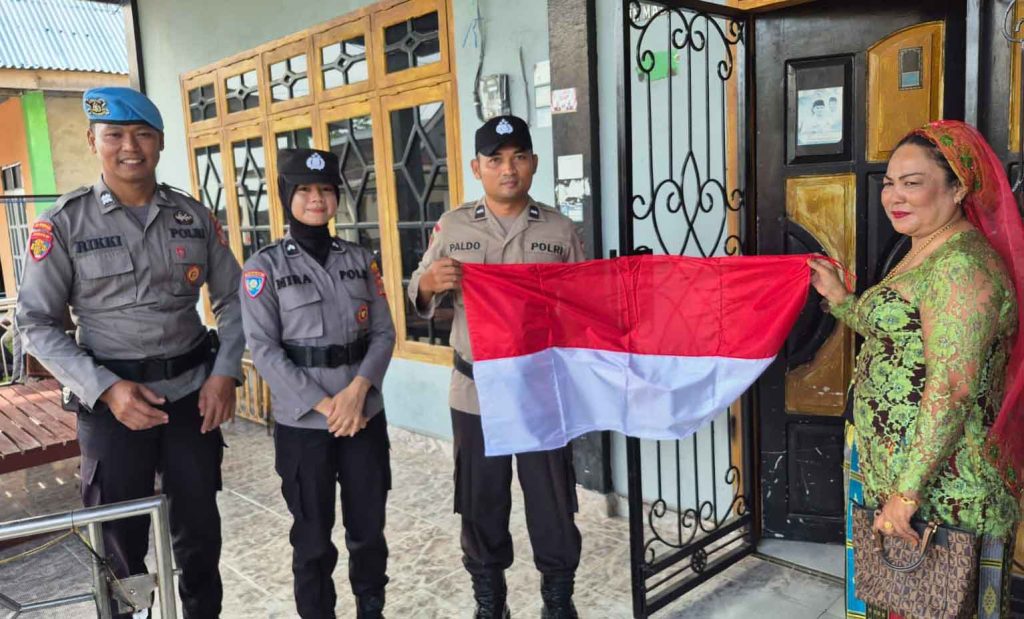 Sambut HUT RI Ke 80, Polsek Jajaran Polres Nunukan Aksi Serentak Pasang Bendera Merah Putih