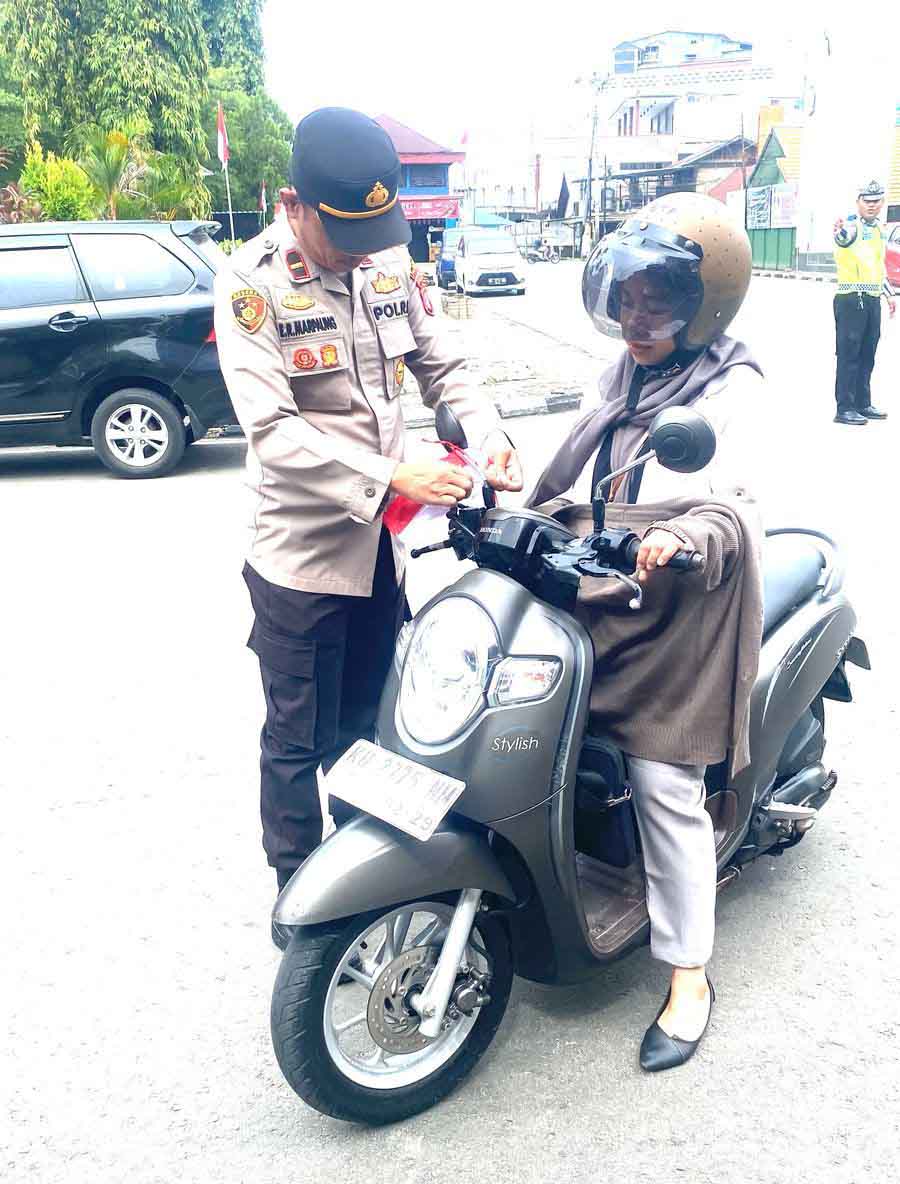 Kapolres Nunukan Pimpin Personil Polres, Polsek Dan Polsek KSKP Bagi Dan Pasang Bendera Merah Putih Sambut Hut Ri Ke-80 di Perbatasan