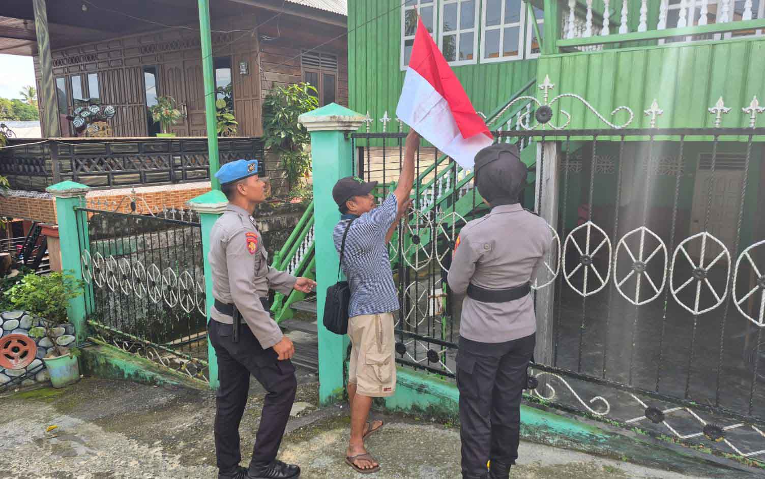 Kapolres Nunukan Pimpin Personil Polres, Polsek Dan Polsek KSKP Bagi Dan Pasang Bendera Merah Putih Sambut Hut Ri Ke-80 di Perbatasan