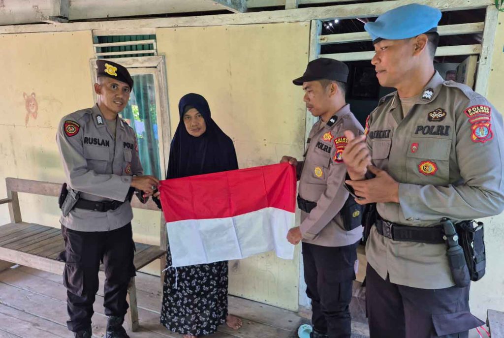 Sambut HUT RI Ke-80, Polres dan Jajaran Polsek Nunukan Tanamkan Nasionalisme Warga Bagi Bendera Merah Putih
