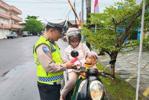 Sambut HUT RI Ke-80, Polres dan Jajaran Polsek Nunukan Tanamkan Nasionalisme Warga Bagi Bendera Merah Putih