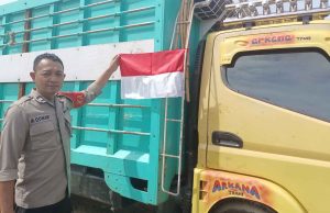 Sambut HUT RI Ke-80, Polres dan Jajaran Polsek Nunukan Tanamkan Nasionalisme Warga Bagi Bendera Merah Putih