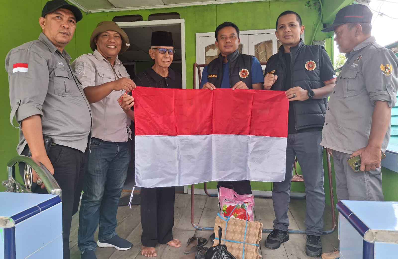 PWI Nunukan saat menyambangi Veteran Peristiwa Konfrontasi Indonesia - Malaysia dikediamannya jalan Rimba Nunukan