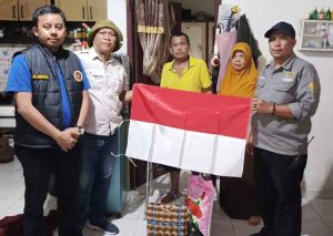 Ketua SIWO PWI Nunukan, Sekretaris PWI dan Ketua SMSI Nunukan mengunjungi salah satu warga di Perumahan Jalan Lingkar