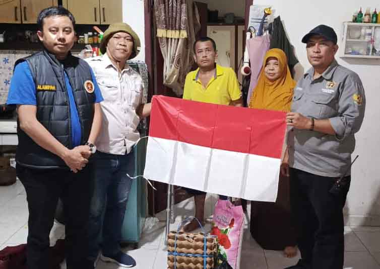 Ketua SIWO PWI Nunukan, Sekretaris PWI dan Ketua SMSI Nunukan mengunjungi salah satu warga di Perumahan Jalan Lingkar