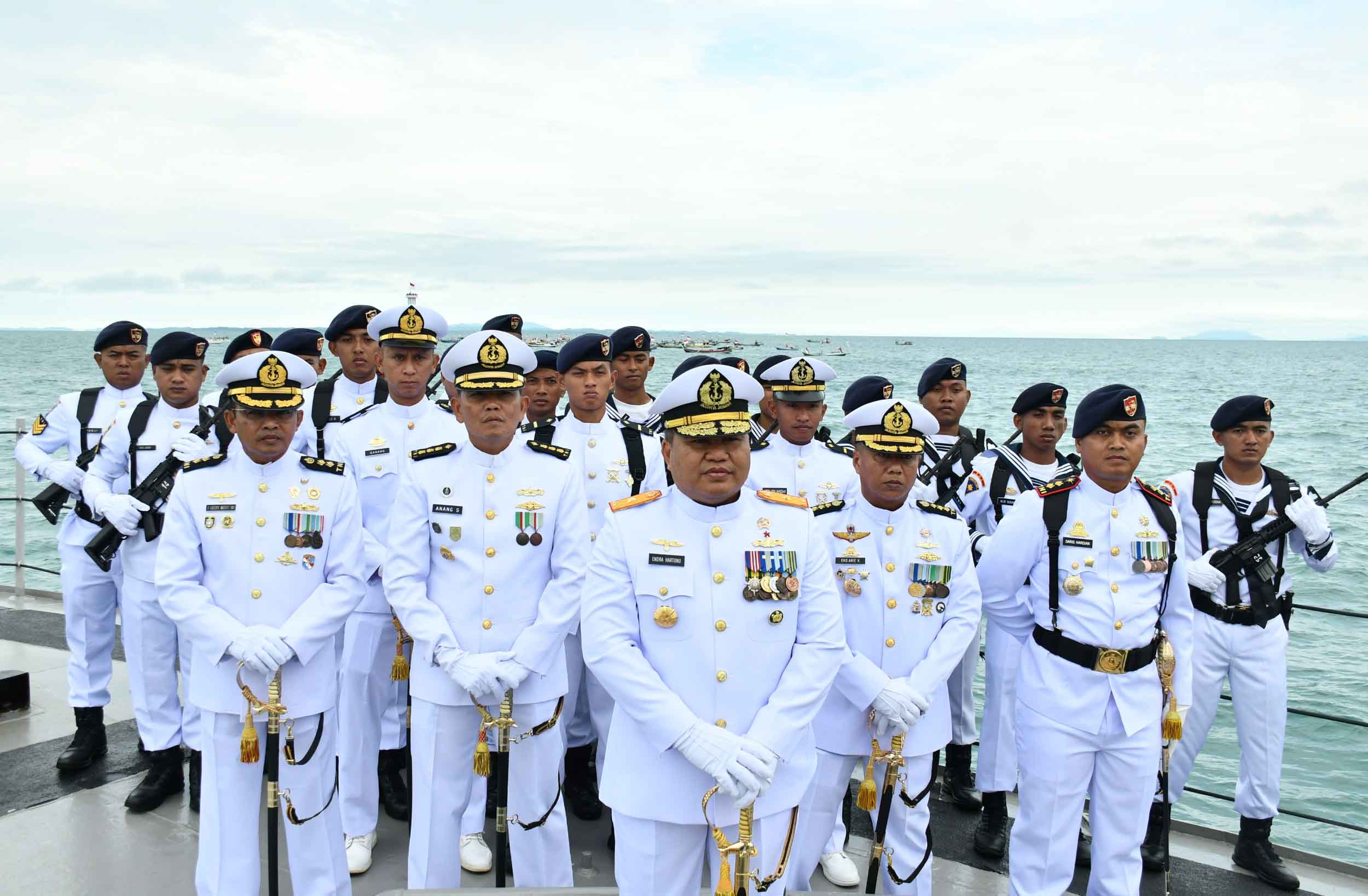 Komandan gugus tempur laut koarmada ii pimpin upacara penaikan bendera di hari kemerdekaan RI ke-80 di karang unarang Daerah operasi ambalat