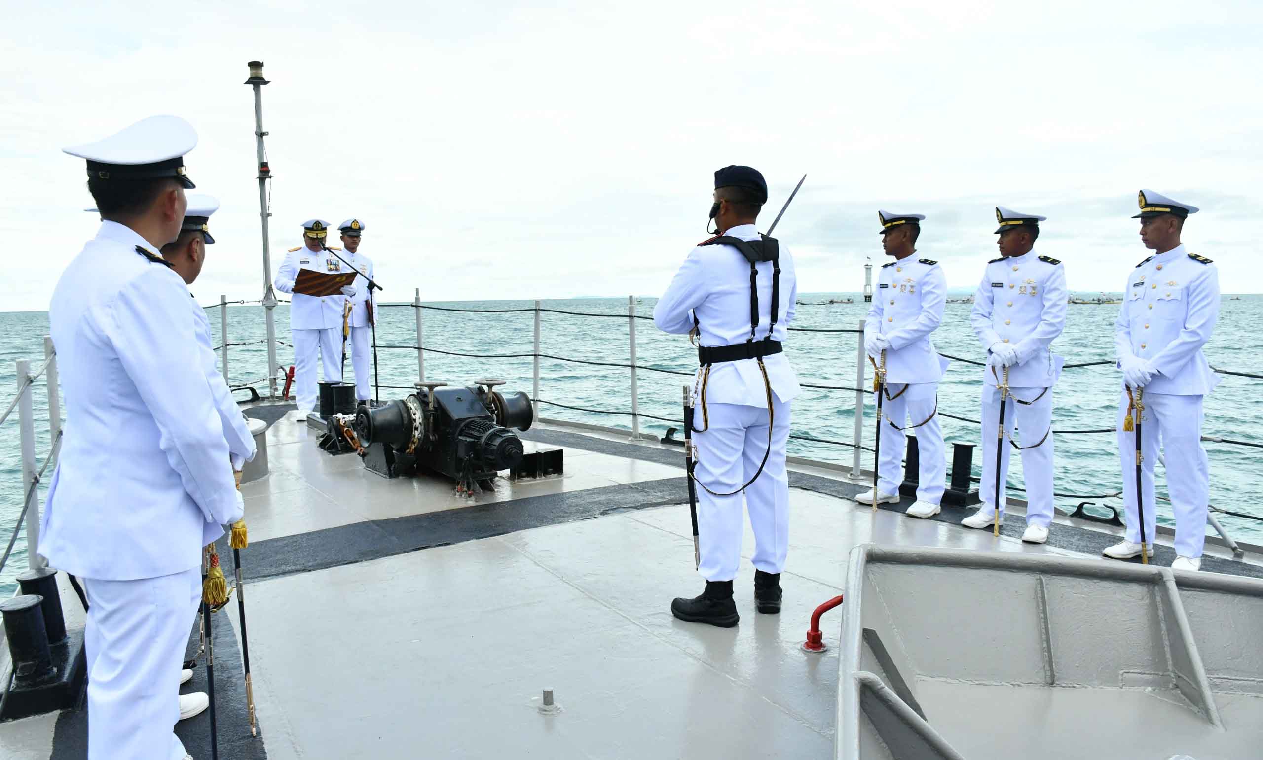 Komandan gugus tempur laut koarmada ii pimpin upacara penaikan bendera di hari kemerdekaan ri ke-80 di karang unarang Daerah operasi ambalat