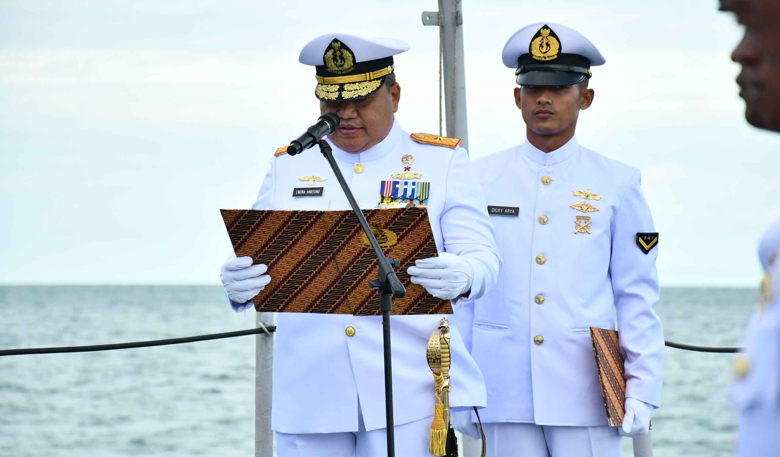 Komandan gugus tempur laut koarmada ii pimpin upacara penaikan bendera di hari kemerdekaan ri ke-80 di karang unarang Daerah operasi ambalat