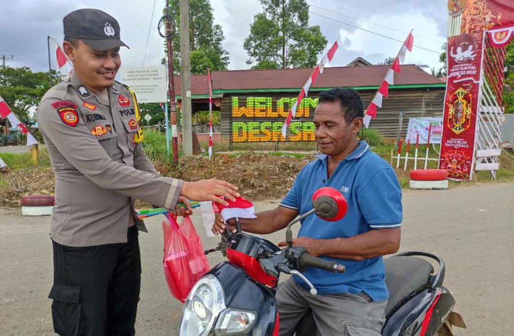 Semarak HUT RI Ke-80, Polsek Sebuku Bagi Bendera Merah Putih, Edukasi dan Tingkatkan Nasionalisme Warga