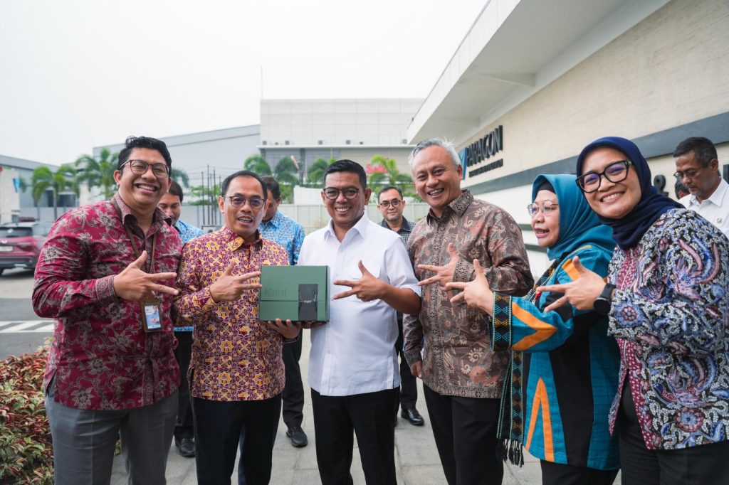APINDO Banten Gelar CEO Gathering, Dorong Kolaborasi Pemerintah dan Dunia Usaha Tangerang, 19 September 2025 – Asosiasi Pengusaha Indonesia (APINDO) Banten menyelenggarakan CEO Gathering bertajuk “Dialog Gubernur Banten dengan Pengusaha, Berkolaborasi dalam Menghadapi Kendala dan Tantangan Dunia Usaha di Provinsi Banten” pada Jumat (19/9) di Aula Jatake 6, PT Paragon Technology and Innovation (ParagonCorp), Kabupaten Tangerang. Forum ini menjadi ruang strategis bagi Gubernur Provinsi Banten, Andra Soni, S.M, M.A.P. untuk berdialog langsung dengan para pelaku usaha lintas sektor. Diskusi berlangsung terbuka dan cair, membahas berbagai tantangan industri sekaligus peluang untuk mendorong pertumbuhan ekonomi daerah. “Pertemuan hari ini memperlihatkan semangat besar dunia usaha di Banten. Saya percaya dengan kolaborasi yang erat, kita bisa memperkuat pertumbuhan ekonomi daerah sekaligus menciptakan kesejahteraan bagi masyarakat. Saya terbuka untuk terus menerima masukan langsung dari para pelaku usaha agar setiap kebijakan lebih tepat sasaran,” ujar Gubernur Provinsi Banten, Andra Soni, S.M, M.A.P.. Dalam kesempatan tersebut, Gubernur Banten juga menunjukkan komitmen untuk memperkuat komunikasi dengan dunia usaha. Bahkan, secara terbuka ia membagikan nomor kontak pribadinya kepada para peserta sebagai jalur cepat untuk menyampaikan kendala di lapangan. Langkah ini diapresiasi oleh para CEO sebagai bentuk gaya kepemimpinan yang responsif dan dekat dengan dunia usaha. Ketua DPP APINDO Banten, Tomy Rachmatullah, S.E., M.M. menilai dialog ini penting untuk menemukan solusi atas isu-isu utama yang dihadapi dunia usaha, mulai dari infrastruktur, energi, hingga pengembangan tenaga kerja lokal. “Dialog ini menjadi langkah penting untuk menyatukan pandangan antara pemerintah dan dunia usaha. Kami berharap kolaborasi ini dapat melahirkan solusi konkret, agar Banten semakin kompetitif dan menjadi pusat pertumbuhan industri nasional,” jelas Tomi. Sebagai tuan rumah sekaligus anggota aktif APINDO, ParagonCorp menegaskan komitmennya untuk terus berkontribusi dalam menciptakan iklim usaha yang sehat, berdaya saing, dan berkelanjutan. “Sebagai bagian dari ekosistem industri di Banten, ParagonCorp berkomitmen untuk terus berinovasi dan tumbuh bersama masyarakat. Kami percaya sinergi antara pemerintah, dunia usaha, dan masyarakat akan memperkuat posisi Banten sebagai daerah unggulan di sektor manufaktur dan industri kreatif,” ujar Ana Miftahuddin Amin, EVP & Chief of People and Business Ecosystem Development Paragon Corp. Acara ini ditutup dengan peninjauan fasilitas R&D ParagonCorp, yang menjadi simbol nyata kolaborasi antara pemerintah dan dunia usaha dalam mendorong inovasi dan penguatan industri nasional.
