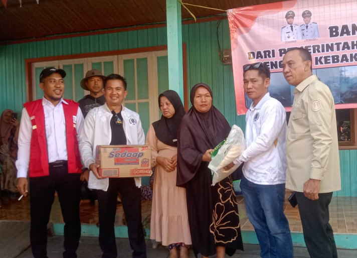 Anggota DPRD Nunukan Distribusikan Bantuan ke Mansalong Lumbis