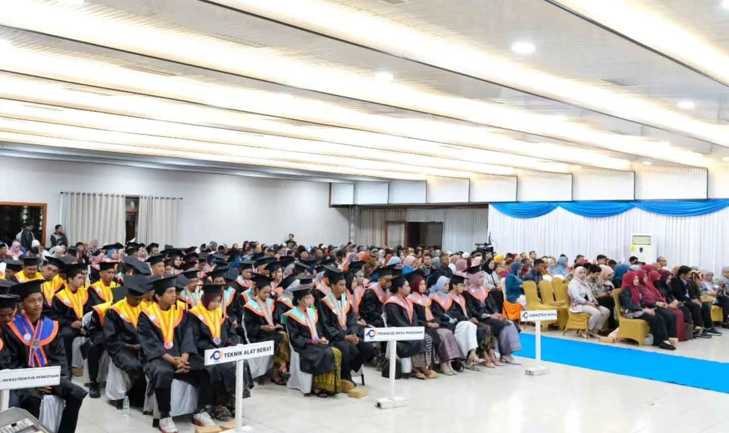Sebanyak 390 mahasiswa dari empat program studi resmi diwisuda