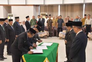 Penandatanganan berita acara dan pembacaan sumpah jabatan