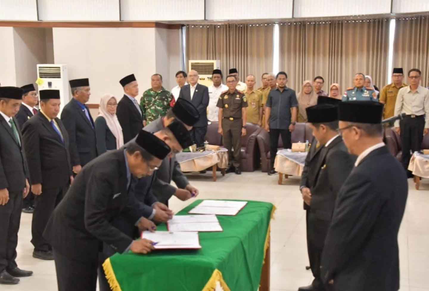 Penandatanganan berita acara dan pembacaan sumpah jabatan