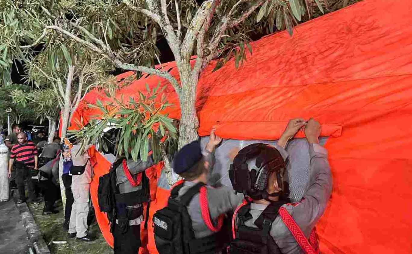 Tim SAR Satuan Brimob Polda Kaltara Bantu Dirikan Tenda Darurat di RSUD Jusuf SK Pasca Gempa Bumi Tarakan