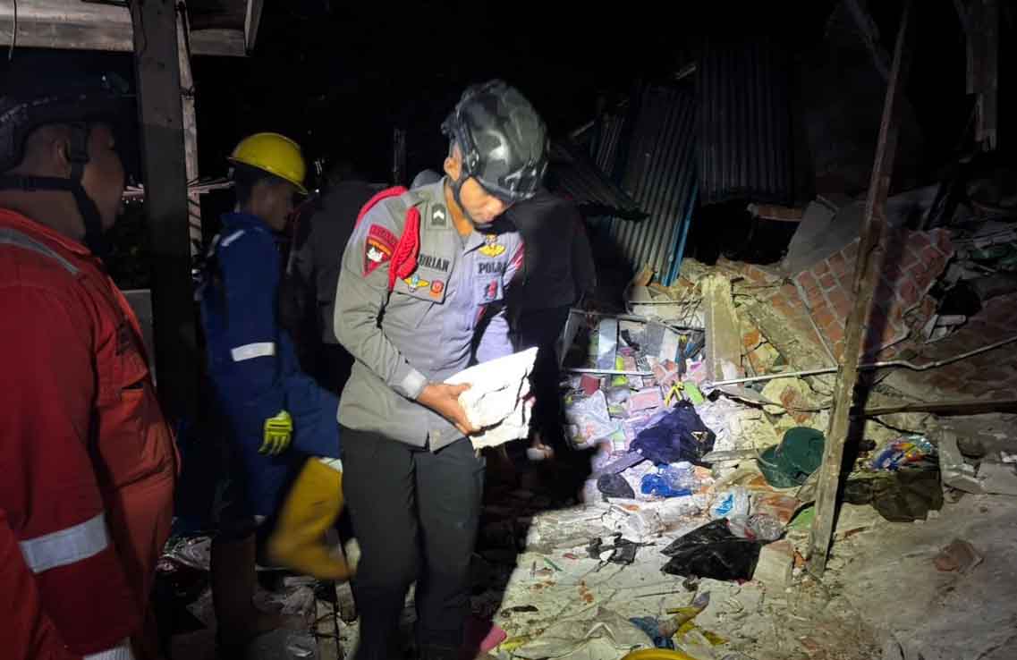 Respon Cepat Tim SAR Brimob Polda Kaltara Bantu Bersihkan Rumah Roboh Pasca Gempa Magnitudo 4,8