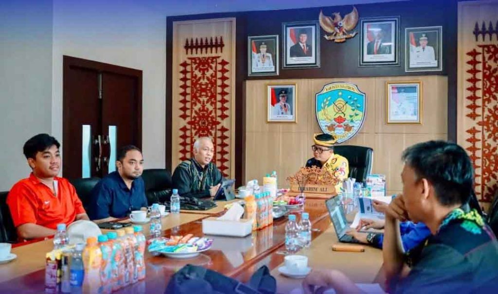 PERUMAHAN : Bupati KTT Ibrahim Ali menerima kunjungan Satker Kementerian PKP di ruang kerjanya.