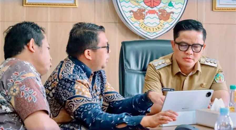 PERBANKAN : Bupati Tana Tidung, Ibrahim Ali menerima kunjungan pimpinan Bank BTN di ruang kerjanya.