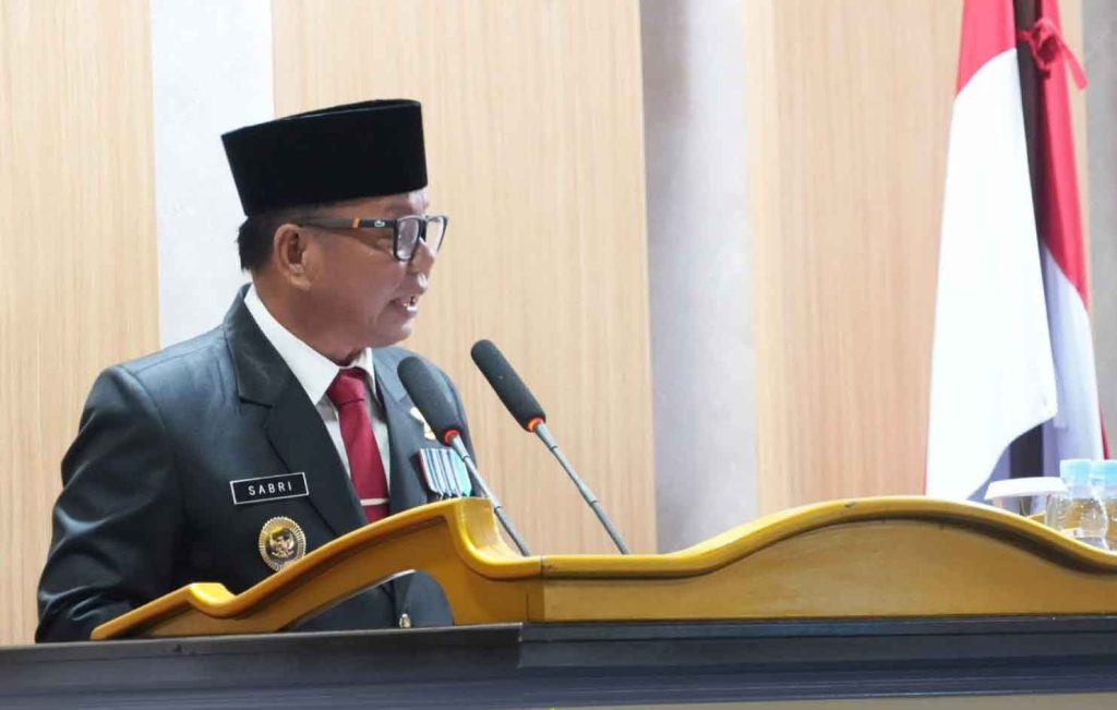 PARIPURNA : Wakil Bupati Tana Tidung, Sabri menyampaikan sambutan di sidang paripurna DPRD, Senin (1/12/2025).