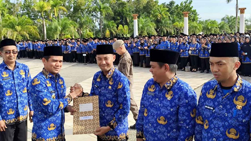 DISERAHKAN: Bupati Nunukan H. Irwan Sabri didampingi Wakil Bupati Nunukan Hermanus saat menyerahkan SK PPPK Paruh Waktu di lapangan Kantor Bupati Nunukan, Senin (8/12).