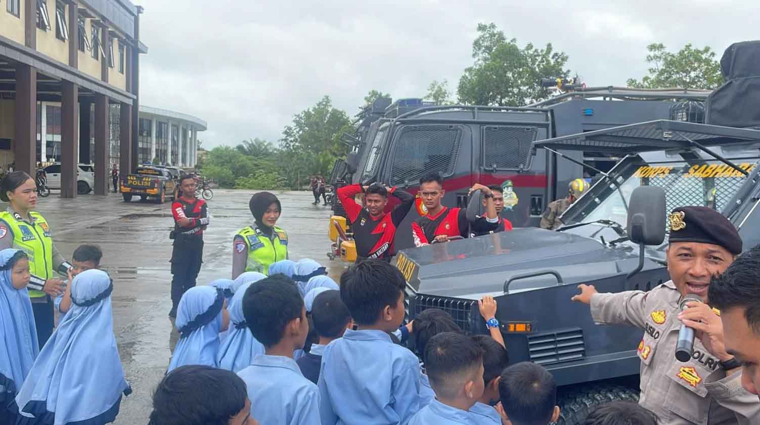 Polisi Sahabat Anak, Siswa SD Almubarak Belajar Disiplin Berlalulintas