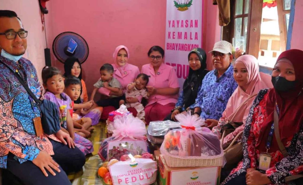 YKB Kaltara Salurkan Bantuan Keluarga Prasejahtera Dua Anak Tunanetra di Tanjung Palas